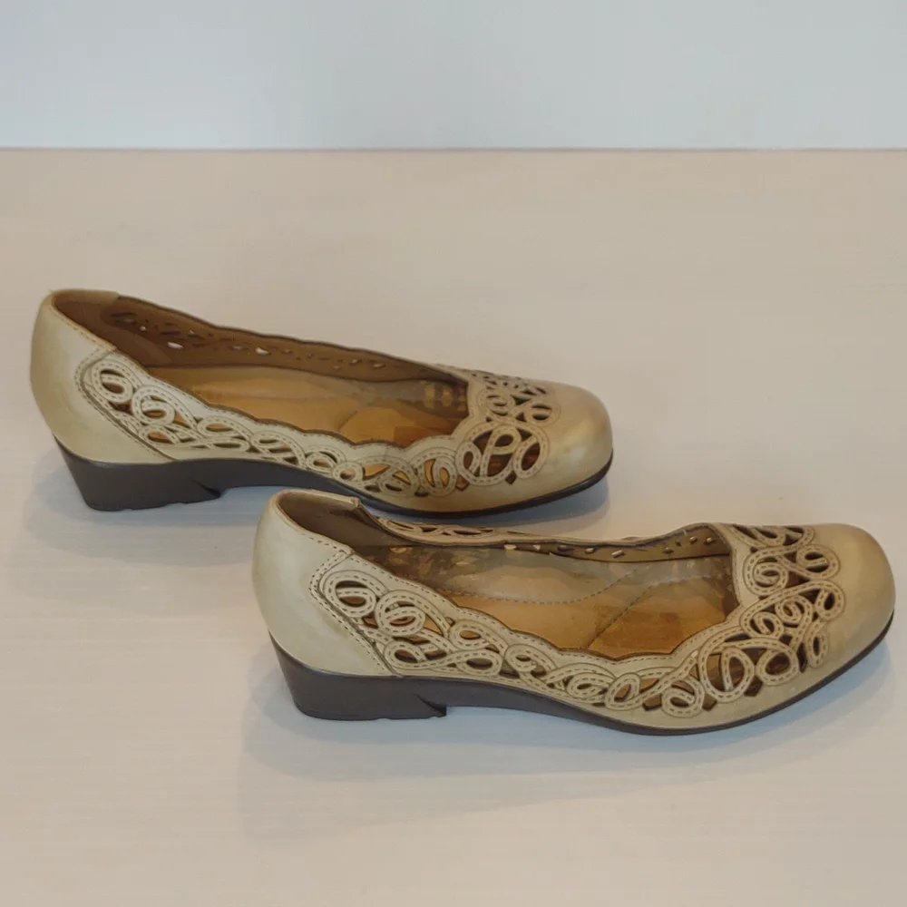 Earth Shoe Leather Bayside Biscuit Heavy Padded Laser Cut Scroll Slip On Wedges